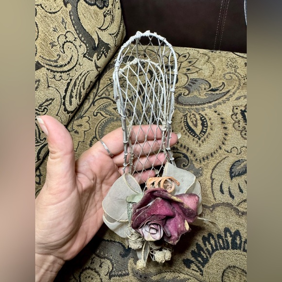 Chicken Wire Shoe with Roses - Picture 3 of 12